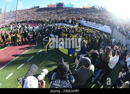 Pasadena, Stati Uniti. 1 gennaio 2024. I giocatori dei Michigan Wolverine prendono il campo prima dell'inizio della loro partita di football NCAA del Rose Bowl 2024 contro gli Alabama Crimson Tide al Rose Bowl di Pasadena, California, lunedì 1 gennaio 2024. Foto di Jon SooHoo/UPI credito: UPI/Alamy Live News Foto Stock