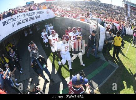 Pasadena, Stati Uniti. 1 gennaio 2024. I giocatori degli Alabama Crimson Tide prendono il campo prima dell'inizio della loro partita di football NCAA del Rose Bowl 2024 contro i Michigan Wolverine al Rose Bowl di Pasadena, California, lunedì 1 gennaio 2024. Foto di Jon SooHoo/UPI credito: UPI/Alamy Live News Foto Stock