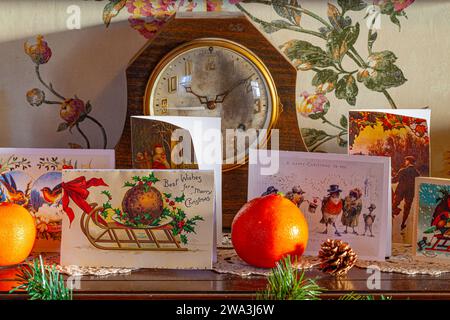 Antico orologio mantello con cartoline natalizie e decorazioni presso il Britannia Ship Yard a Steveston, Canada Foto Stock