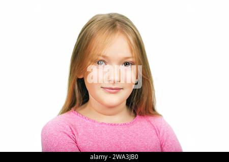Ritratto ravvicinato di una ragazza di 9-10 anni isolata su sfondo bianco Foto Stock