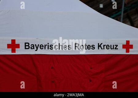 Garmisch Partenkirchen, Deutschland. 1 gennaio 2024. Bayerisches Rotes Kreuz - Einsatzstelle mit Rettungszelt Credit: dpa/Alamy Live News Foto Stock