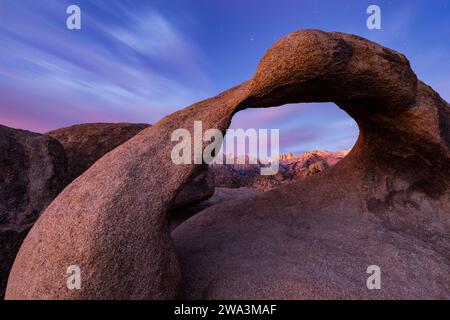 Alba sul Monte Whitney, attraverso Mobius Arch, Alabama Hills, Lone Pine, California Foto Stock