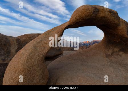 Alba sul Monte Whitney, attraverso Mobius Arch, Alabama Hills, Lone Pine, California Foto Stock