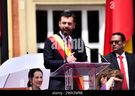 Bogotà, Colombia. 1 gennaio 2024. Il sindaco di Bogotà Carlos Fernando Galan viene giurato durante la sua cerimonia di inaugurazione a Bogotà, plaza de Bolivar in Colombia il 1° gennaio 2024. Foto di: Cristian Bayona/Long Visual Press Credit: Long Visual Press/Alamy Live News Foto Stock