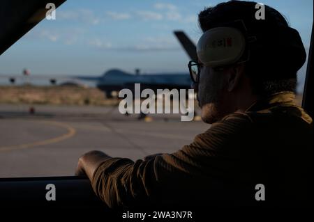 n Airman della 29th Aircraft Maintenance Unit arriva ad un'esercitazione Hellfire alla Holloman Air Force base, New Mexico, 28 agosto 2023. Le esercitazioni Hellfire dimostrano le capacità del mq-9 e assicurano che gli avieri di Holloman siano in grado di svolgere missioni e pronti per il combattimento. (Foto U.S. Air Force di Airman 1st Class Michelle Ferrari) Foto Stock