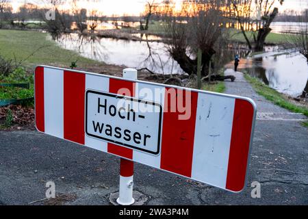 Cartello di avvertimento alluvione sul Reno vicino a Düsseldorf, Germania, Europa Foto Stock