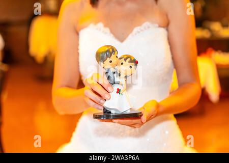 Dettaglio delle bambole sulla torta nuziale, cerimonia tradizionale, sposa che mostra le bambole Foto Stock