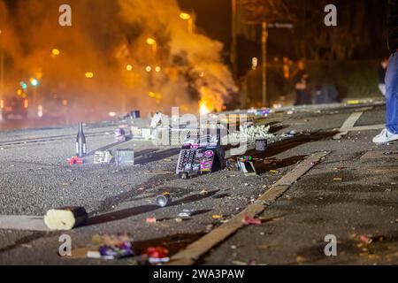 Stoccarda dà il benvenuto al nuovo anno 2024, spazzatura delle strade dopo il grande spettacolo di fuochi d'artificio, Stoccarda, Baden-Württemberg, Germania, Europa Foto Stock