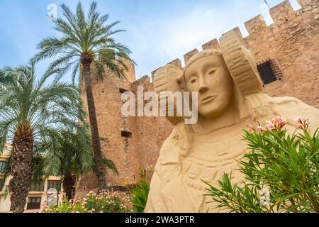 Scultura della Signora di Elche accanto al Palazzo Altamira di Elche. Spagna Foto Stock