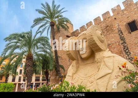 Lady of Elche accanto al Palazzo Altamira e al parco di palme di Elche. Spagna Foto Stock