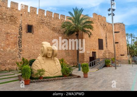 Scultura della Signora di Elche accanto al Palazzo Altamira di Elche. Spagna Foto Stock