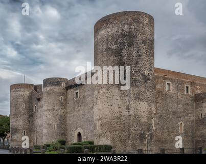 L'edificio medievale chiamato Castello Ursino a Catania, Sicilia, Italya Foto Stock