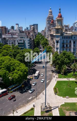 Splendida vista aerea della bandiera argentina che sventola, il Palazzo del Congresso Nazionale Argentino, nella città di Buenos Aires, Argentina Foto Stock