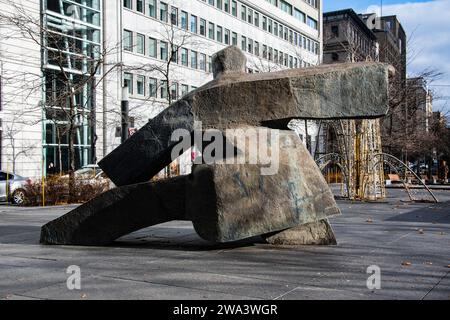 Scultura in pietra Inuit a Victoria Square a Montreal, Quebec, Canada Foto Stock