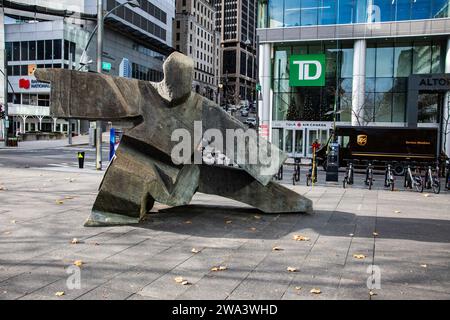 Scultura in pietra Inuit a Victoria Square a Montreal, Quebec, Canada Foto Stock