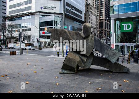 Scultura in pietra Inuit a Victoria Square a Montreal, Quebec, Canada Foto Stock