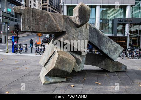Scultura in pietra Inuit a Victoria Square a Montreal, Quebec, Canada Foto Stock