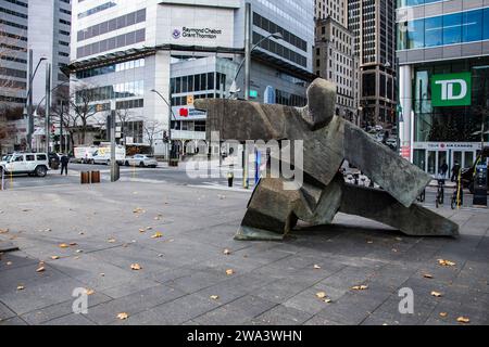 Scultura in pietra Inuit a Victoria Square a Montreal, Quebec, Canada Foto Stock
