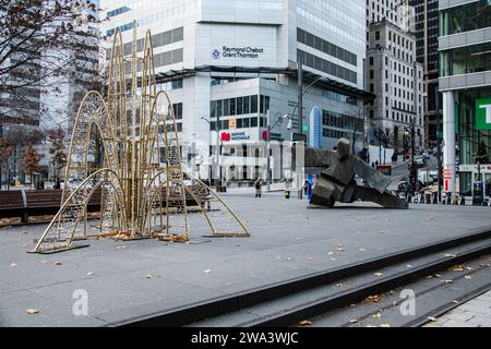 Fontana d'acqua e sculture Inuit a Victoria Square a Montreal, Quebec, Canada Foto Stock