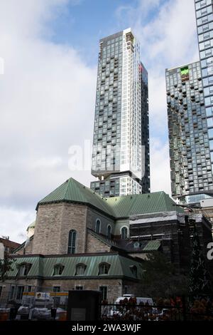 Alto edificio diviso a metà nel centro di Montreal, Quebec, Canada Foto Stock