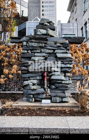 Inukshuk all'ingresso del McCord Museum nel centro di Montreal, Quebec, Canada Foto Stock