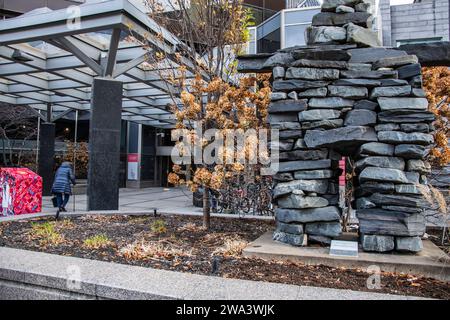 Inukshuk all'ingresso del McCord Museum nel centro di Montreal, Quebec, Canada Foto Stock