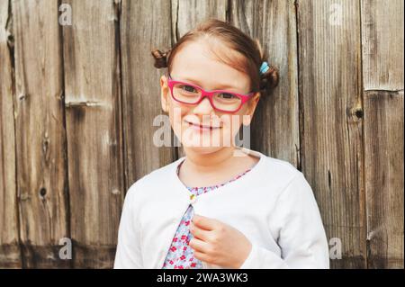 Ragazza bionda con gli occhiali Foto stock - Alamy