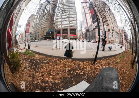 Scultura che riflette la sfera nel centro di Montreal, Quebec, Canada Foto Stock