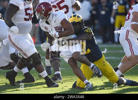 Pasadena, Stati Uniti. 1 gennaio 2024. Il running back Alabama Crimson Tide Jase McClellan viene placcato dal defensive end dei Michigan Wolverines Jaylen Harrell nel secondo quarto della partita di football NCAA del Rose Bowl 2024 al Rose Bowl di Pasadena, California, il 1° gennaio 2024. Foto di Jon SooHoo/UPI credito: UPI/Alamy Live News Foto Stock