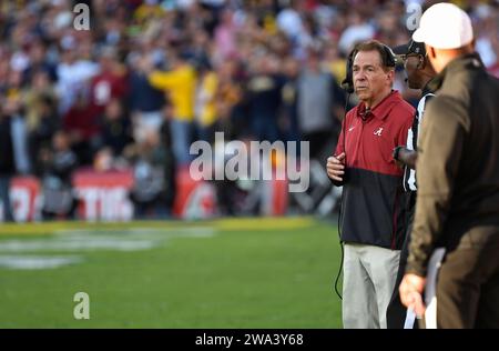 Pasadena, Stati Uniti. 1 gennaio 2024. L'allenatore degli Alabama Crimson Tide Nick Saban assiste all'azione nel primo tempo contro i Michigan Wolverines nella partita di football NCAA del Rose Bowl 2024 al Rose Bowl di Pasadena, California, lunedì 1 gennaio 2024. Foto di Jon SooHoo/UPI credito: UPI/Alamy Live News Foto Stock