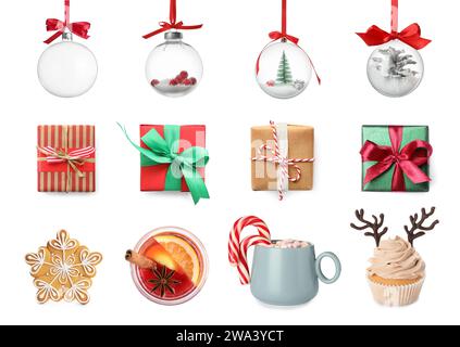 Palle di Natale, confezioni regalo, bevande, biscotti e cupcake isolati su bianco, collezione Foto Stock