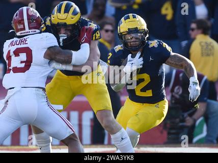 Pasadena, Stati Uniti. 1 gennaio 2024. Il running back dei Michigan Wolverines Blake Corum corre contro gli Alabama Crimson Tide nel secondo quarto della partita di football NCAA del Rose Bowl 2024 al Rose Bowl di Pasadena, California, lunedì 1 gennaio 2024. Foto di Jon SooHoo/UPI credito: UPI/Alamy Live News Foto Stock