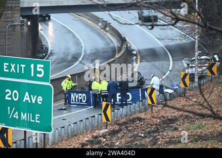 Queens, New York, USA. 1 gennaio 2024. Le autorità indagano su un incidente nel Queens che ha causato la morte di quattro persone. Quattro persone sono state uccise e una persona è in condizioni stabili in un incidente sulla Cross Island Parkway nel Queens. Capodanno, alle 5:50 circa in una sezione della parkway chiamata "curva dell'uomo morto", due auto si scontrarono sulla curva dalla Cross Island Parkway in direzione nord alla Whitestone Expressway in direzione sud. Credito: SOPA Images Limited/Alamy Live News Foto Stock