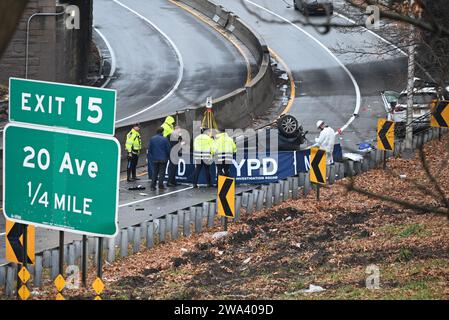 Le autorità indagano su un incidente nel Queens che ha causato la morte di quattro persone. Quattro persone sono state uccise e una persona è in condizioni stabili in un incidente sulla Cross Island Parkway nel Queens. Capodanno, alle 5:50 circa in una sezione della parkway chiamata "curva dell'uomo morto", due auto si scontrarono sulla curva dalla Cross Island Parkway in direzione nord alla Whitestone Expressway in direzione sud. Quattro persone sono state dichiarate morte sulla scena del crimine. La quinta persona ferita è in condizioni stabili. La causa dell'incidente e' sotto indagine. (Foto di Kyle Mazza/SOPA Images/Sipa USA) Foto Stock