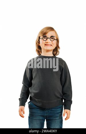 Foto in studio di un bambino divertente su sfondo bianco, che indossa occhiali di plastica con finti cervelli e naso Foto Stock