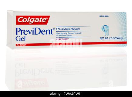 Winneconne, WI - 23 dicembre 2023: Un pacchetto di dentifricio Colgate Preident rx Only su uno sfondo isolato. Foto Stock