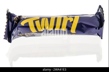 Winneconne, WI - 23 dicembre 2023: Un pacchetto di caramelle Cadbury Twirl su uno sfondo isolato. Foto Stock