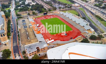 Austin, Texas - 27 ottobre 2023: Stadio Mike A. Myers e campo da calcio presso la University of Texas di Austin Foto Stock