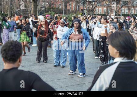 New York, USA. 28 dicembre 2023. La gente guarda gli studenti ballare nel campus. La New York University (NYU) è una rinomata università privata di ricerca situata nel cuore di New York, conosciuta per il suo ambiente accademico diversificato e dinamico. Con una ricca storia che risale al 1831, la NYU è composta da più scuole, college e istituti, che offrono una vasta gamma di programmi di laurea, laurea e professionale in discipline come arti, scienze, affari, diritto e altro ancora. Il campus urbano e le iniziative di sensibilizzazione globale offrono agli studenti un'opportunità senza precedenti Foto Stock