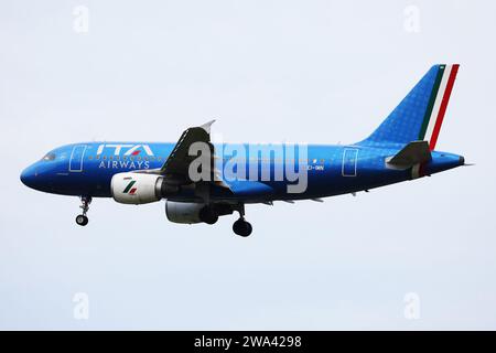 Nella foto un A319-111 airbus della compagnia Ita Airways con livrea dedicata a Pietro Mennea Foto Stock