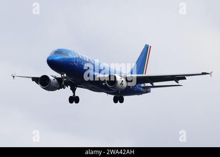 Nella foto un A319-111 airbus della compagnia Ita Airways con livrea dedicata a Pietro Mennea Foto Stock