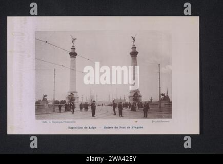 Veduta del Pont de Fragnée, l'ingresso all'esposizione universale del 1905 a Liegi, Anonimo, 1905 stampa fotomeccanica questa stampa fa parte di una copertina con 16 stampe. Creatore: Liègepublisher: Fiera mondiale del collotipo di carta Florenville, esposizione mondiale. ponte Liegi Foto Stock