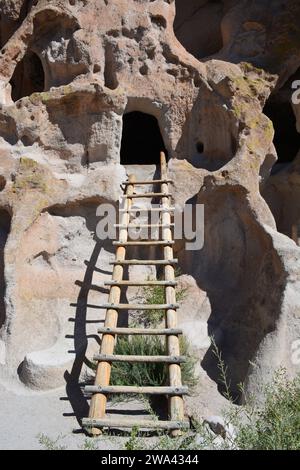 Una scala per le Puye Cliff Dwellings sono le rovine di una tribù pueblo abbandonata, sulla terra della riserva Pueblo di Santa Clara vicino a Española, nuovo Messico. Foto Stock