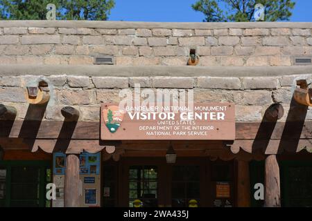 Grande insegna per il centro visitatori presso il Banelier National Monument, vicino a Santa Fe, New Mexico. Foto Stock