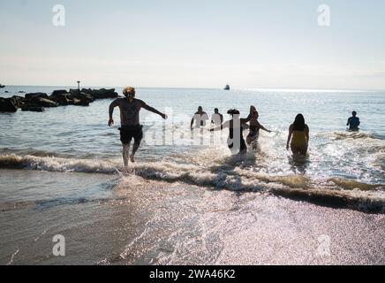 Brooklyn, USA. 1 gennaio 2024. Le persone partecipano al 121° anniversario di Capodanno Polar Bear Plunge a Coney Island a Brooklyn, New York, che si tiene il 1° gennaio 2024. (Foto di Steve Sanchez/Sipa USA). Credito: SIPA USA/Alamy Live News Foto Stock