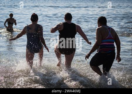 Brooklyn, USA. 1 gennaio 2024. Le persone partecipano al 121° anniversario di Capodanno Polar Bear Plunge a Coney Island a Brooklyn, New York, che si tiene il 1° gennaio 2024. (Foto di Steve Sanchez/Sipa USA). Credito: SIPA USA/Alamy Live News Foto Stock