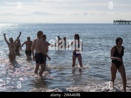 Brooklyn, USA. 1 gennaio 2024. Le persone partecipano al 121° anniversario di Capodanno Polar Bear Plunge a Coney Island a Brooklyn, New York, che si tiene il 1° gennaio 2024. (Foto di Steve Sanchez/Sipa USA). Credito: SIPA USA/Alamy Live News Foto Stock