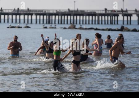 Brooklyn, USA. 1 gennaio 2024. Le persone partecipano al 121° anniversario di Capodanno Polar Bear Plunge a Coney Island a Brooklyn, New York, che si tiene il 1° gennaio 2024. (Foto di Steve Sanchez/Sipa USA). Credito: SIPA USA/Alamy Live News Foto Stock