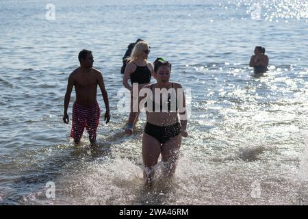 Brooklyn, USA. 1 gennaio 2024. Le persone partecipano al 121° anniversario di Capodanno Polar Bear Plunge a Coney Island a Brooklyn, New York, che si tiene il 1° gennaio 2024. (Foto di Steve Sanchez/Sipa USA). Credito: SIPA USA/Alamy Live News Foto Stock