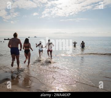 Brooklyn, USA. 1 gennaio 2024. Le persone partecipano al 121° anniversario di Capodanno Polar Bear Plunge a Coney Island a Brooklyn, New York, che si tiene il 1° gennaio 2024. (Foto di Steve Sanchez/Sipa USA). Credito: SIPA USA/Alamy Live News Foto Stock